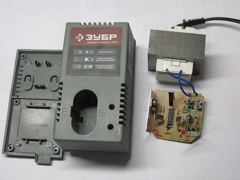 Фабричное зарядное устройство для шуруповерта в разобранном состоянии
