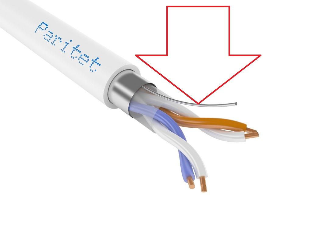 Как правило, в конструкцию добавляют специальную нить (отмечена стрелкой) для упрощения разделки кабеля при выполнении монтажных операций
