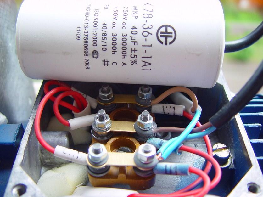 Фазосдвигающий конденсатор, подключенный к трехфазному двигателю
